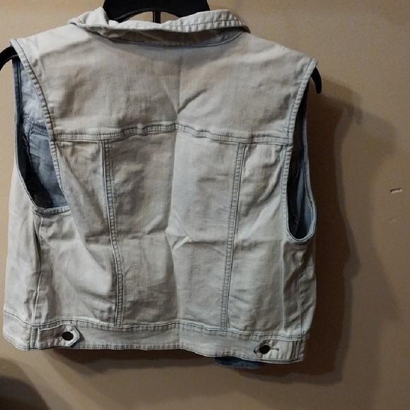 Sleeveless Denim Vest - Picture 4 of 6